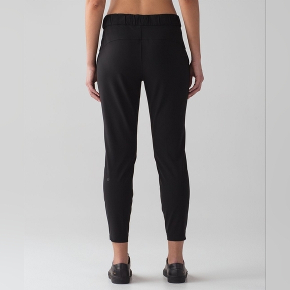 Lululemon On The Fly Pant *Woven 28" Black (First Release) size 4 in VGUC - Picture 2 of 10